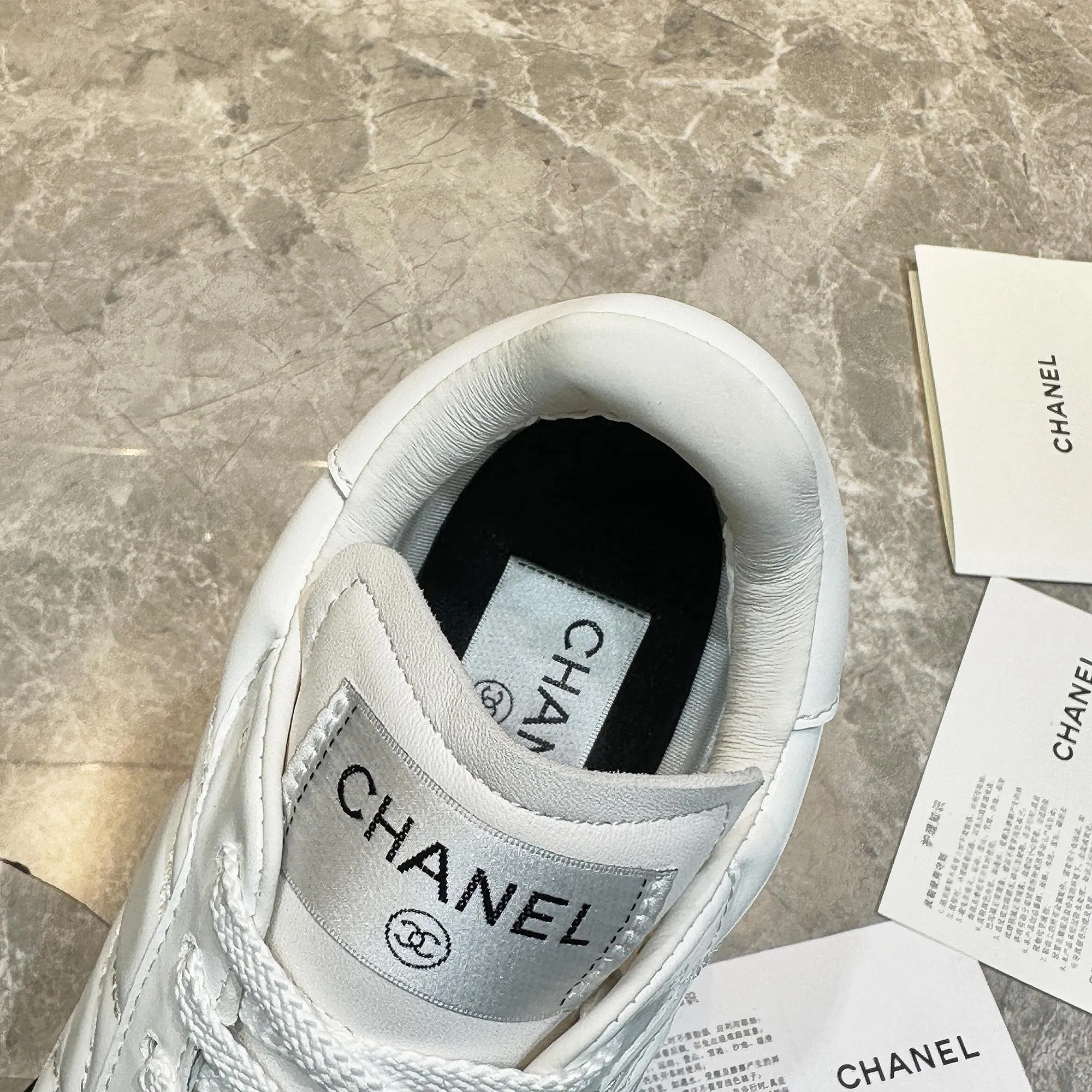 👟👟Ex-factory price 560👟👟 Chanel Chanel - 2024 counter top casual sports shoes This classic design; the upper is electro-embroidered with a variety of techniques; the outsole is fashionable and sporty; it is unusual to incorporate a variety of color matching elements... The diversified mix and match is very beautiful and versatile, casual, fashionable, sports and outdoor can be taken into account... ꫛꫀꪝ Go➫ Material: ❶Upper is made of: Original imported mixed-breed sheep ❷Inside made of: original imported breathable sheepskin ❸Outsole based on: original TPU outsole Full set of boutique packaging for women 35–41